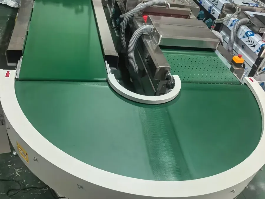 Conveyor cleaning machine for glass and acrylic workpieces